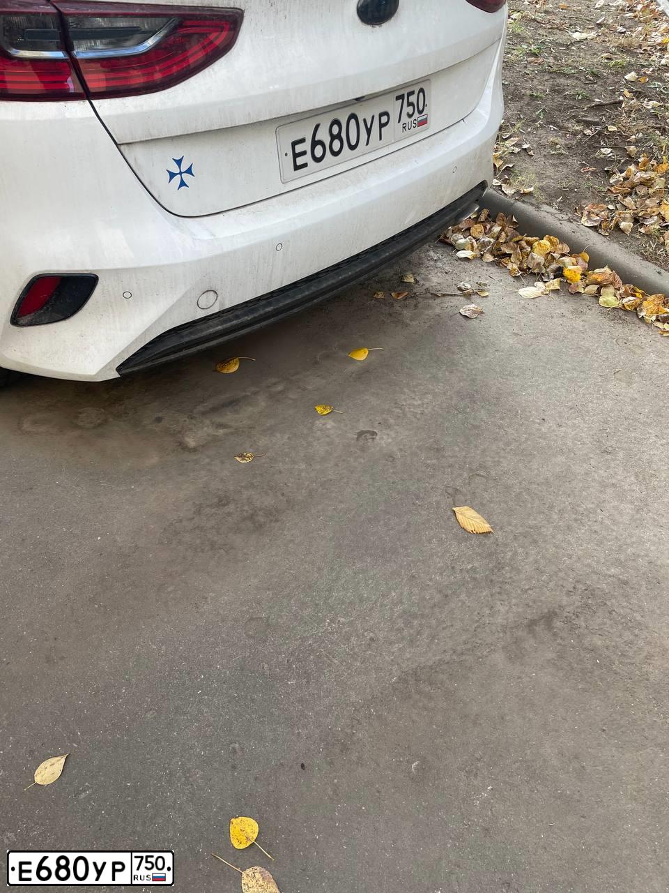 Фото автомобиля KIA CEE'D, 2019 — госномер Е680УР750. Цвет: БЕЛЫЙ-ЖЕЛТЫЙ-СЕРЫЙ