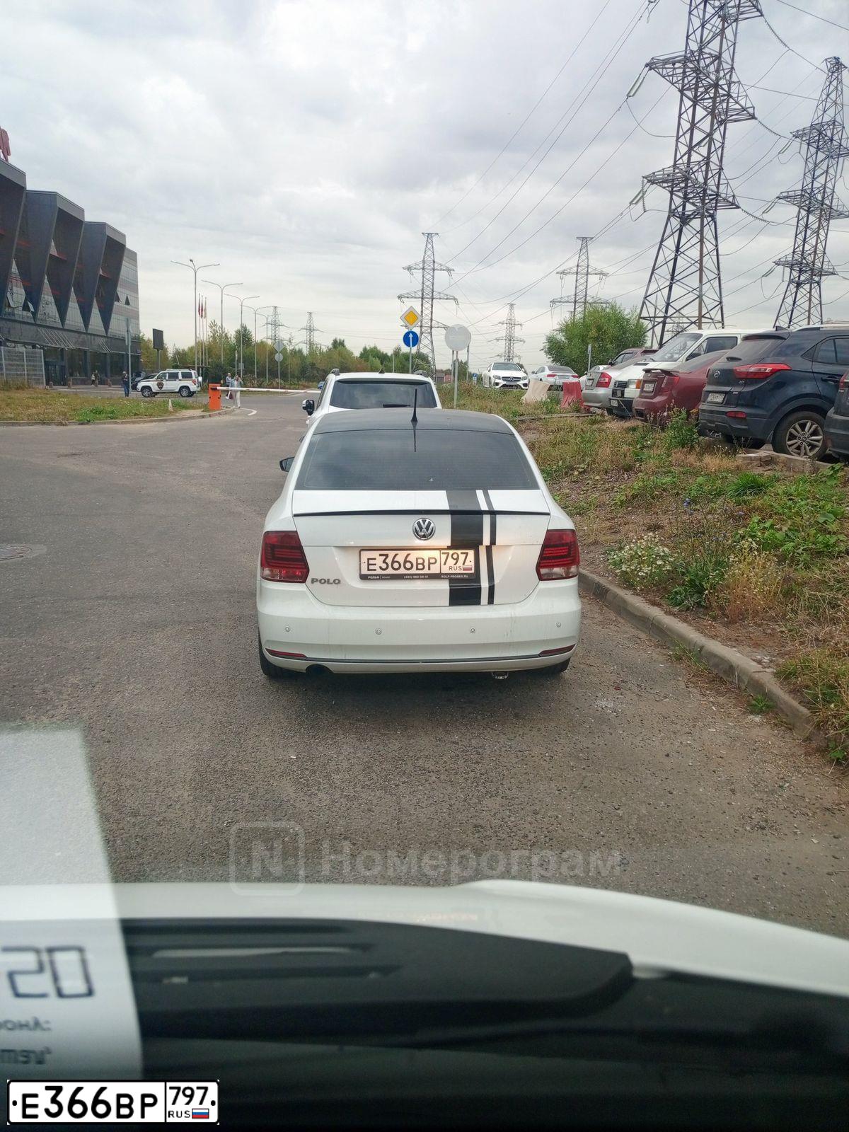 Фото автомобиля VOLKSWAGEN POLO, 2016 — госномер Е366ВР797. Цвет: Белый