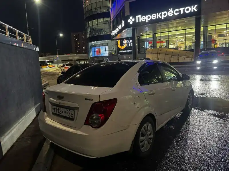 Фото автомобиля CHEVROLET AVEO, 2012 — госномер М112КР977. Цвет: Белый