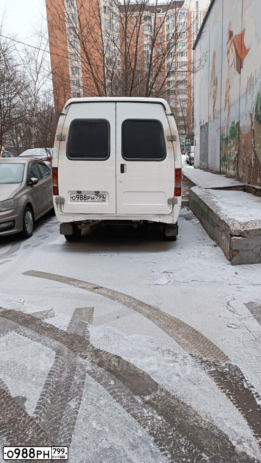 Фото автомобиля GAZ Z 2217 SOBOL, 1999 — госномер О988РН799. Цвет: СЕРЫЙ БЕЛЫЙ