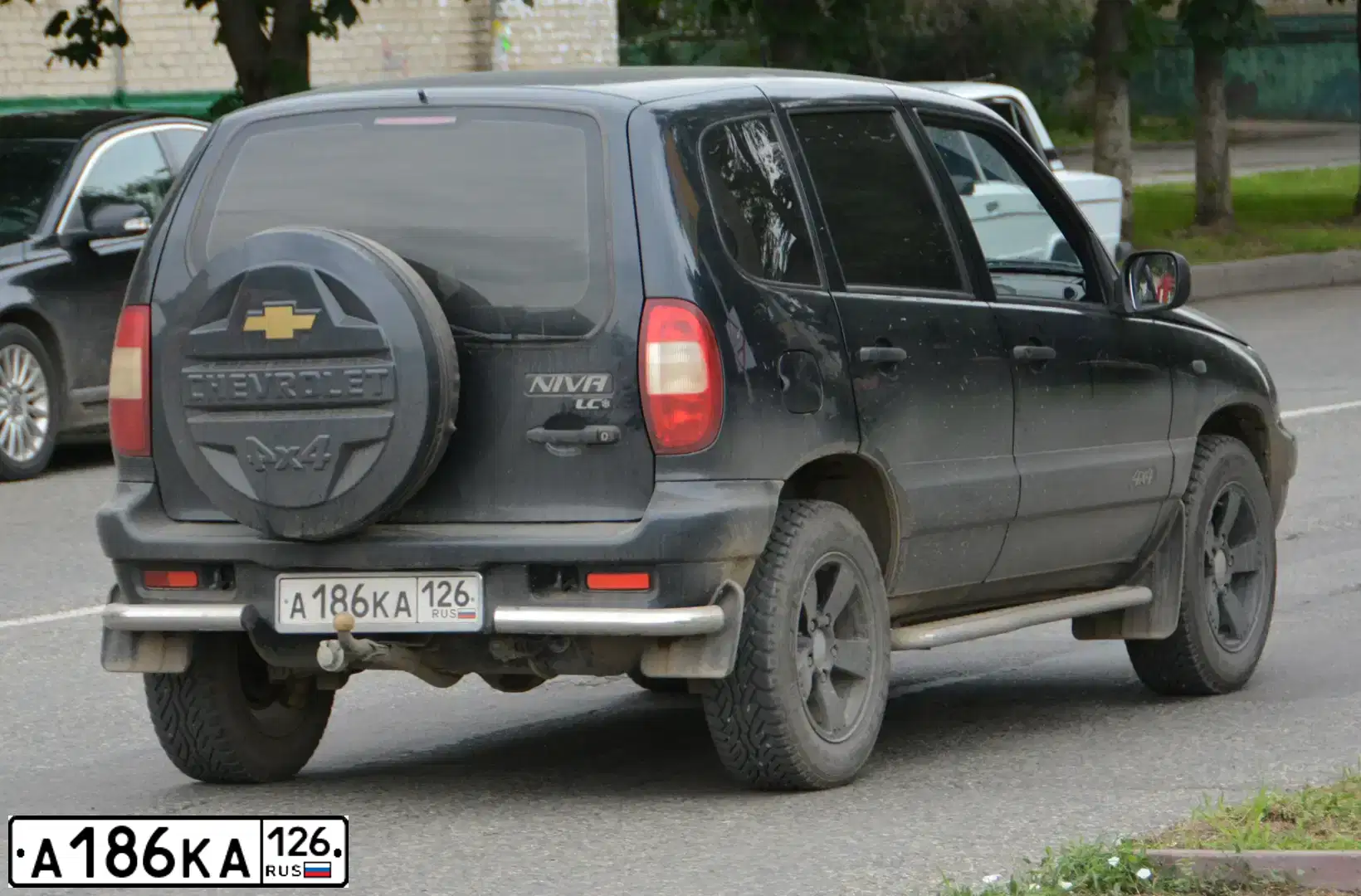 Фото автомобиля CHEVROLET NIVA, 2007 — госномер А186КА126. Цвет: Черно-синий металлик