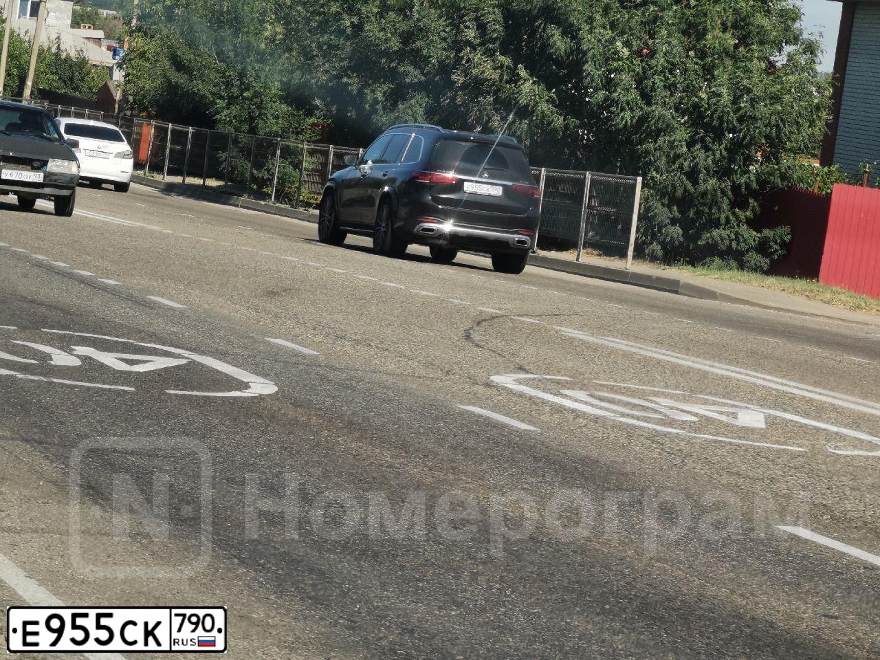 Фото автомобиля MERCEDES-BENZ GLS400, 2022 — госномер Е681КС977. Цвет: ЧЕРНЫЙ