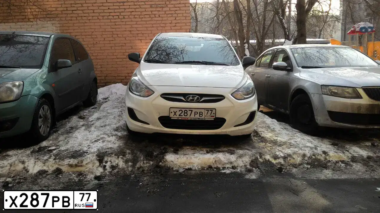 Фото автомобиля HYUNDAI SOLARIS, 2013 — госномер Х287РВ77. Цвет: БЕЛЫЙ
