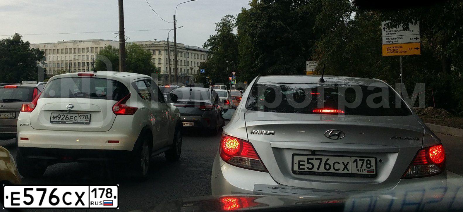 Фото автомобиля HYUNDAI SOLARIS, 2011 — госномер Е576СХ178. Цвет: СЕРЕБРИСТЫЙ