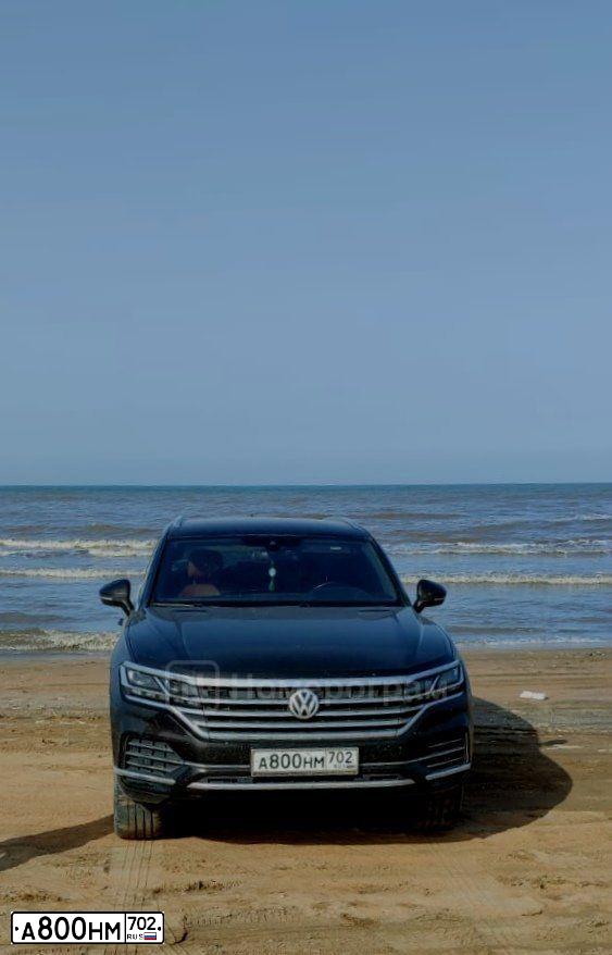 Фото автомобиля VOLKSWAGEN TOUAREG, 2020 — госномер А800НМ702. Цвет: Коричневый