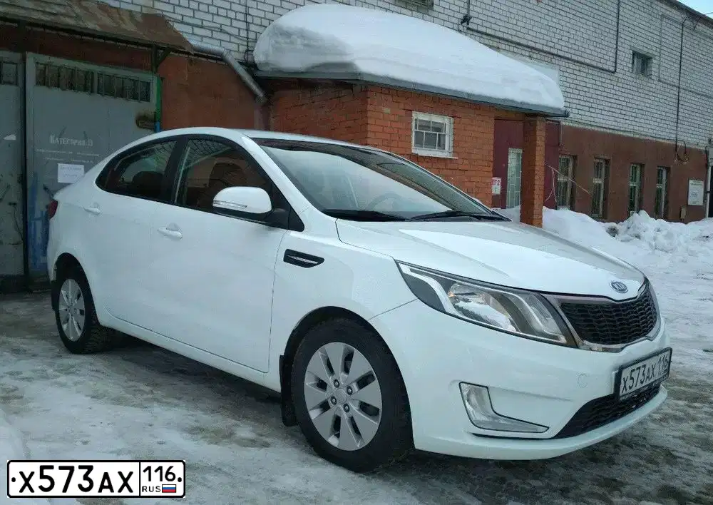 Фото автомобиля KIA RIO, 2012 — госномер Х573АХ116. Цвет: Белый