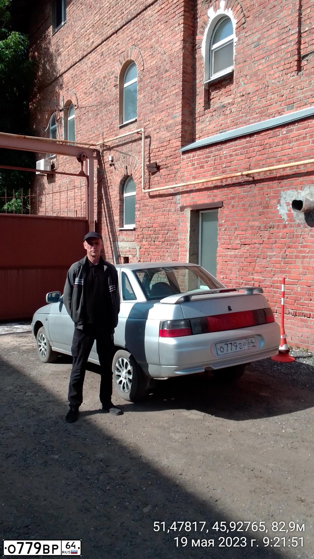 Фото автомобиля LADA 2110, 2005 — госномер Н247ЕТ977. Цвет: Серебристо-Желто-Голубой