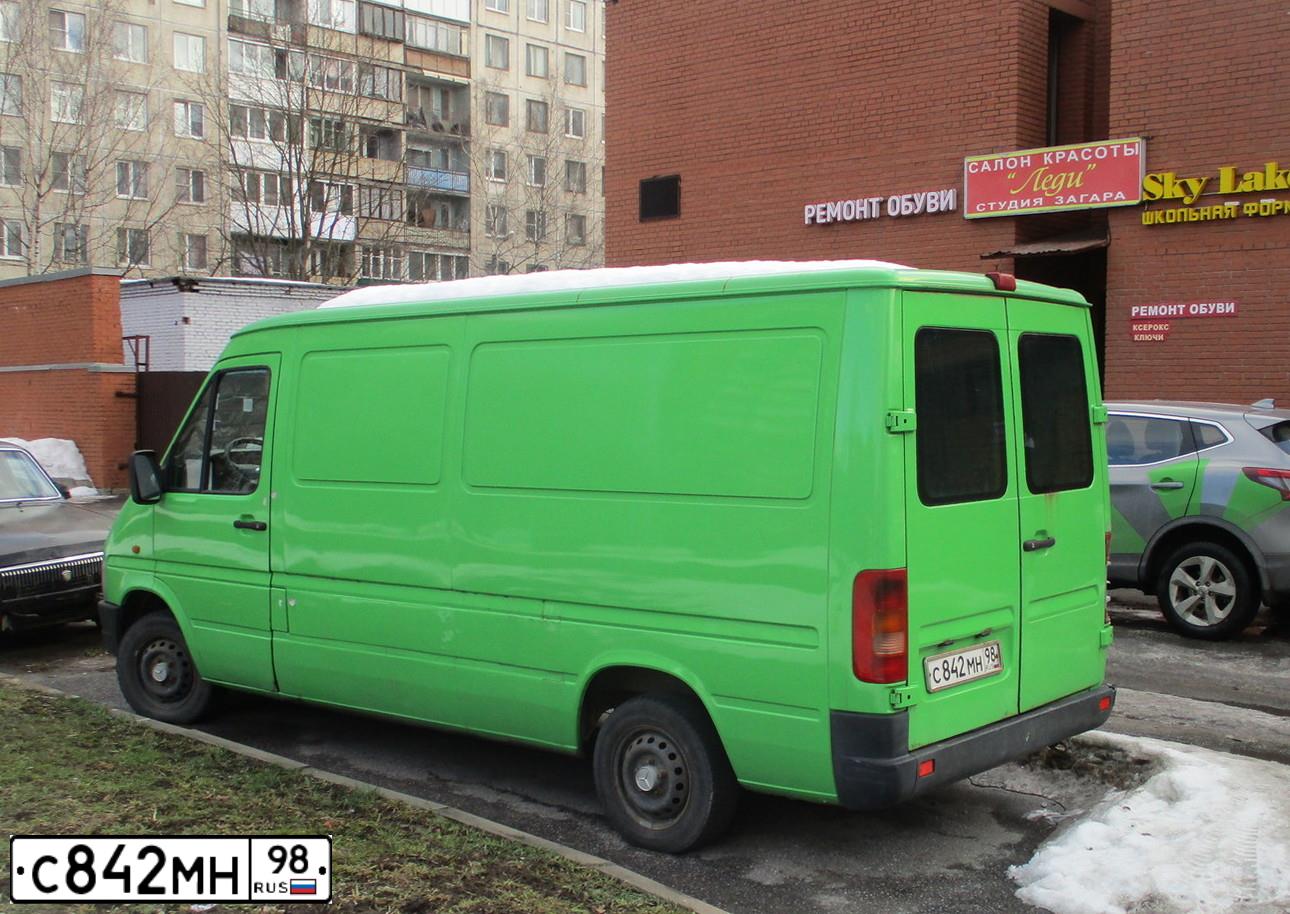 Фото автомобиля VOLKSWAGEN LT, 2002 — госномер С842МН98. Цвет: ЗЕЛЕНЫЙ