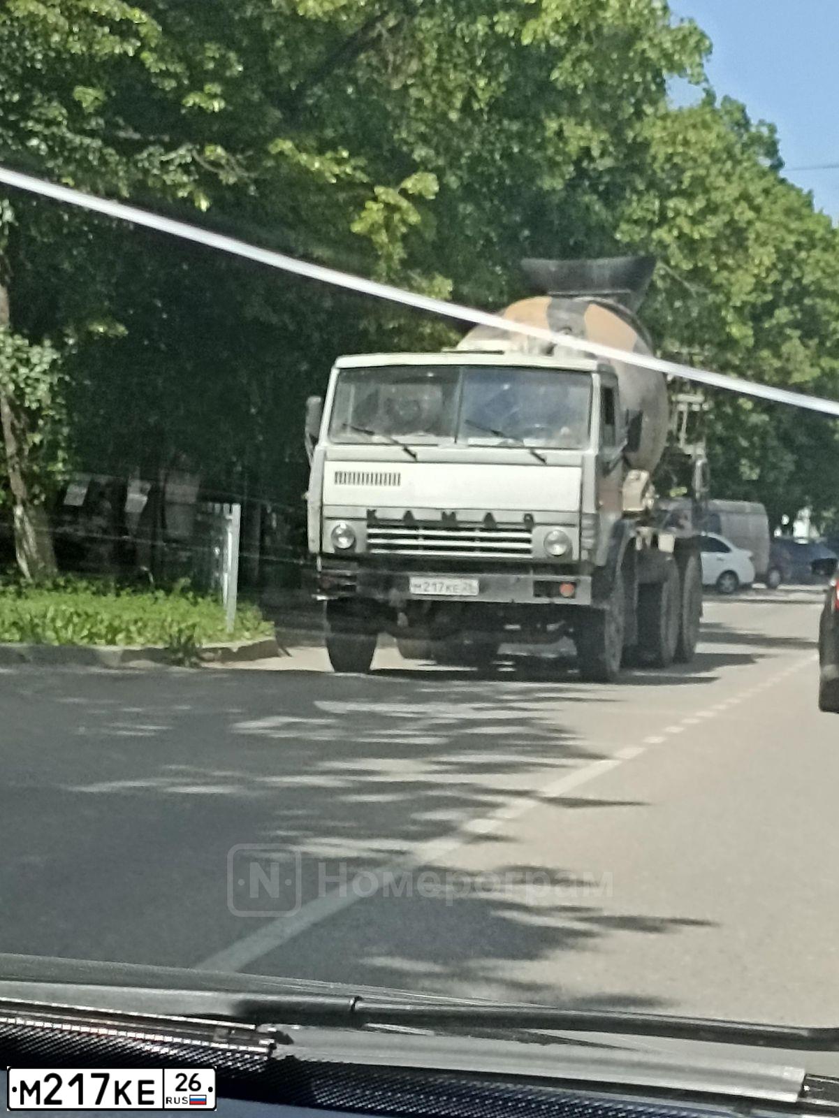 Фото автомобиля KAMAZ 55110 /6X4/, 1991 — госномер М217КЕ26. Цвет: СЕРЫЙ