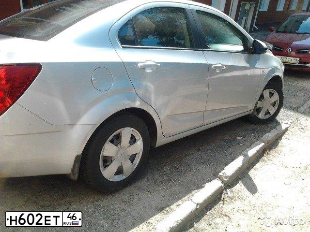 Фото автомобиля CHEVROLET AVEO, 2013 — госномер Т213ТР31. Цвет: СЕРЕБРИСТЫЙ МЕТАЛЛИК