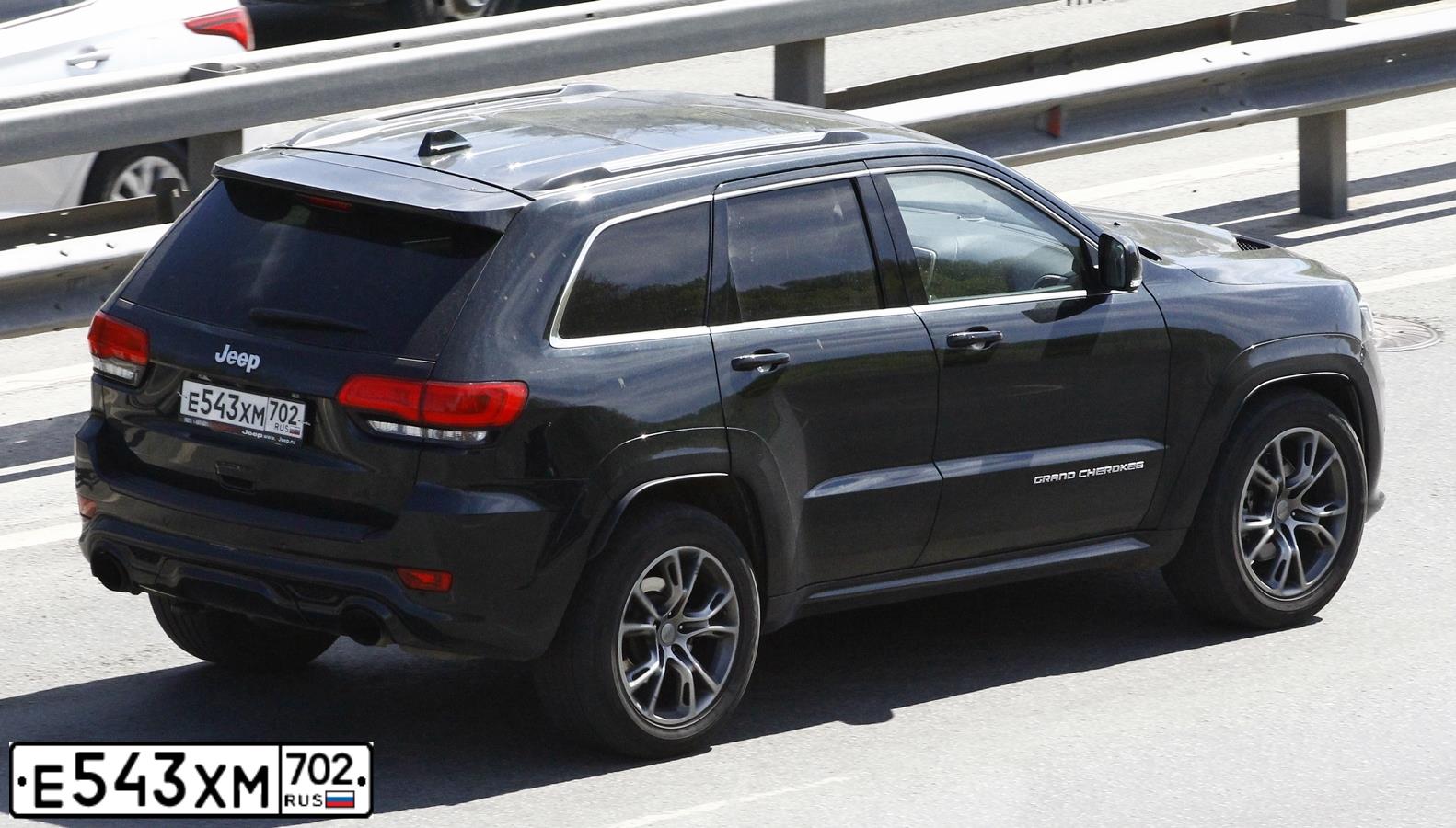 Фото автомобиля JEEP GRAND CHEROKEE, 2014 — госномер Е543ХМ702. Цвет: ЗЕЛЕНЫЙ ТЕМНЫЙ