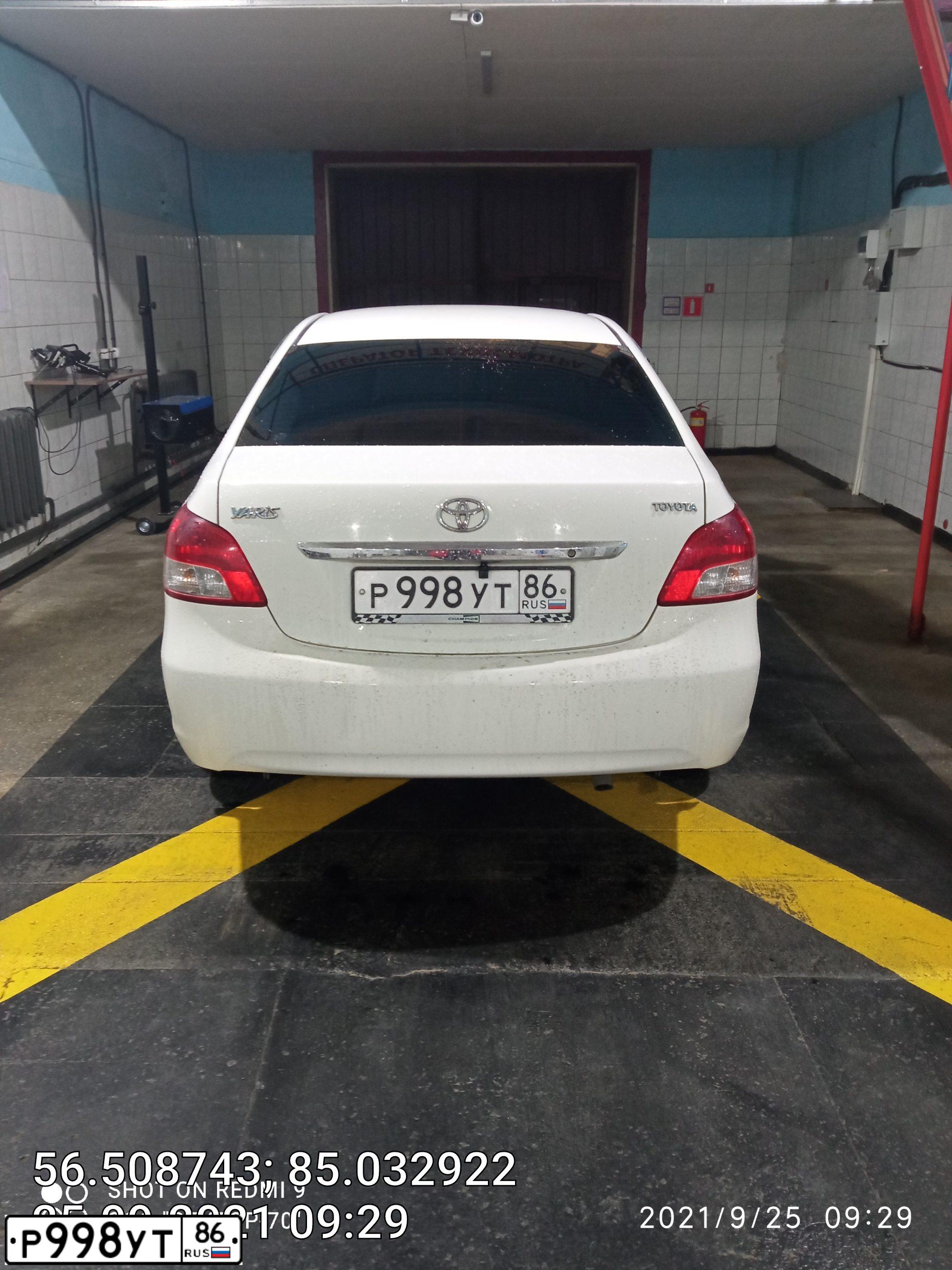 Фото автомобиля TOYOTA YARIS, 2007 — госномер Н451АР70. Цвет: Белый
