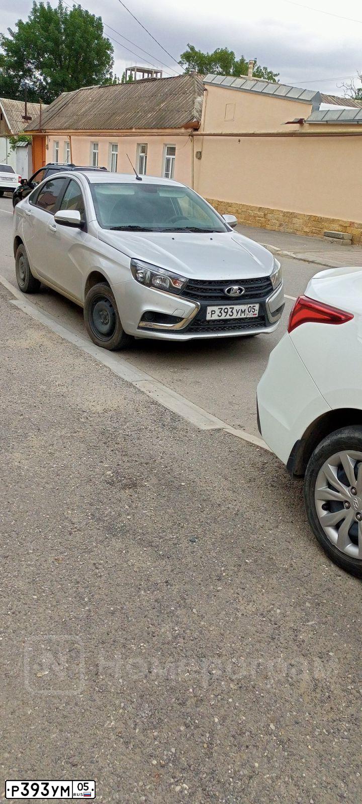 Фото автомобиля LADA VESTA, 2018 — госномер Р393УМ05. Цвет: Серебристый