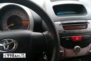 Фото автомобиля TOYOTA AYGO, 2008 — госномер К001ВК39. Цвет: КРАСНЫЙ