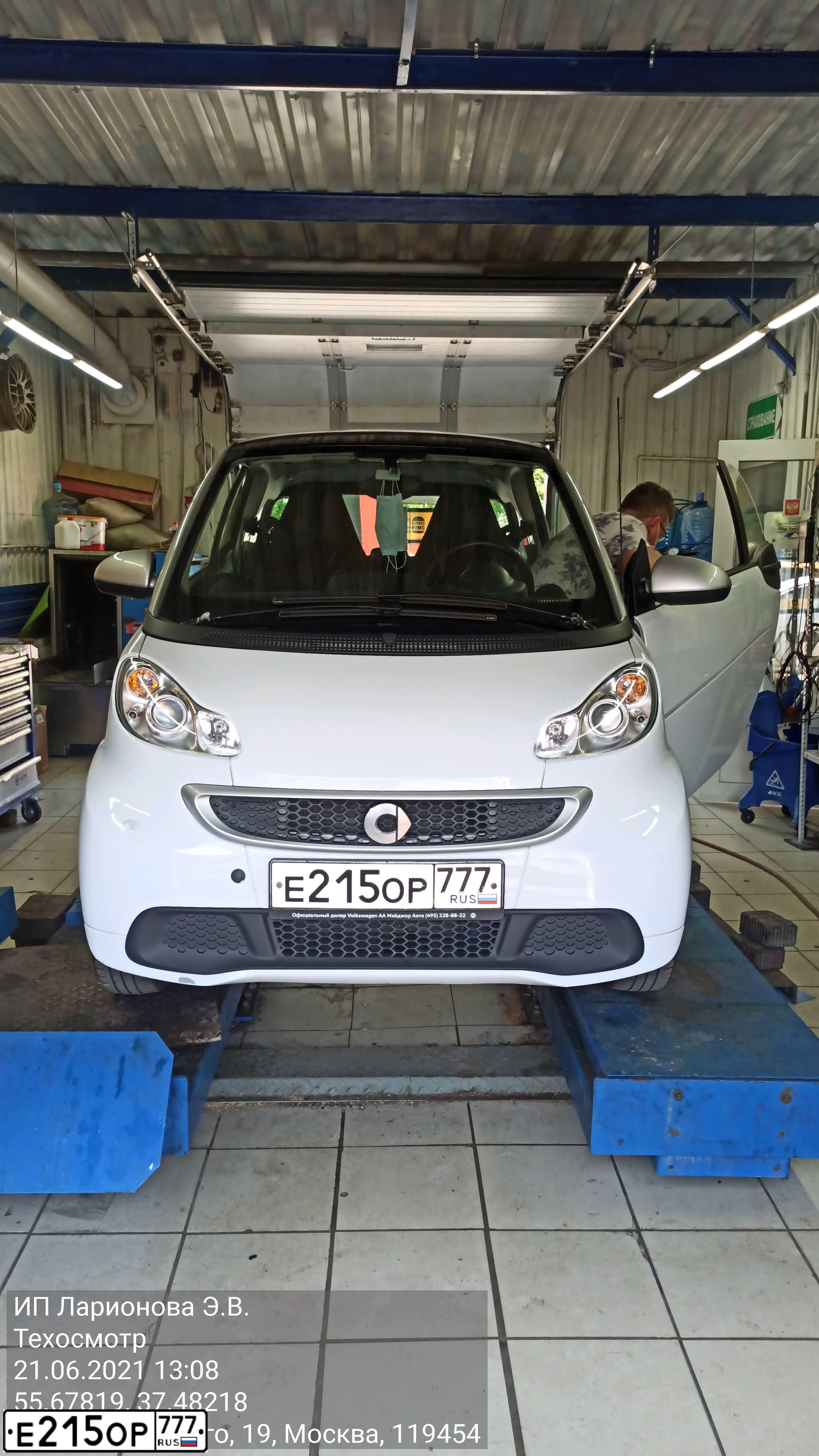Фото автомобиля SMART FORTWO, 2015 — госномер Е215ОР777. Цвет: БЕЛЫЙ