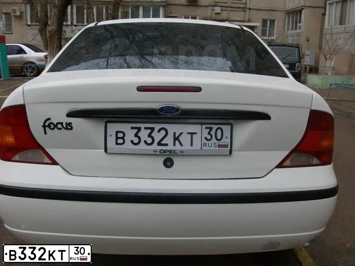 Фото автомобиля FORD FOCUS, 2003 — госномер В332КТ30. Цвет: БЕЛЫЙ