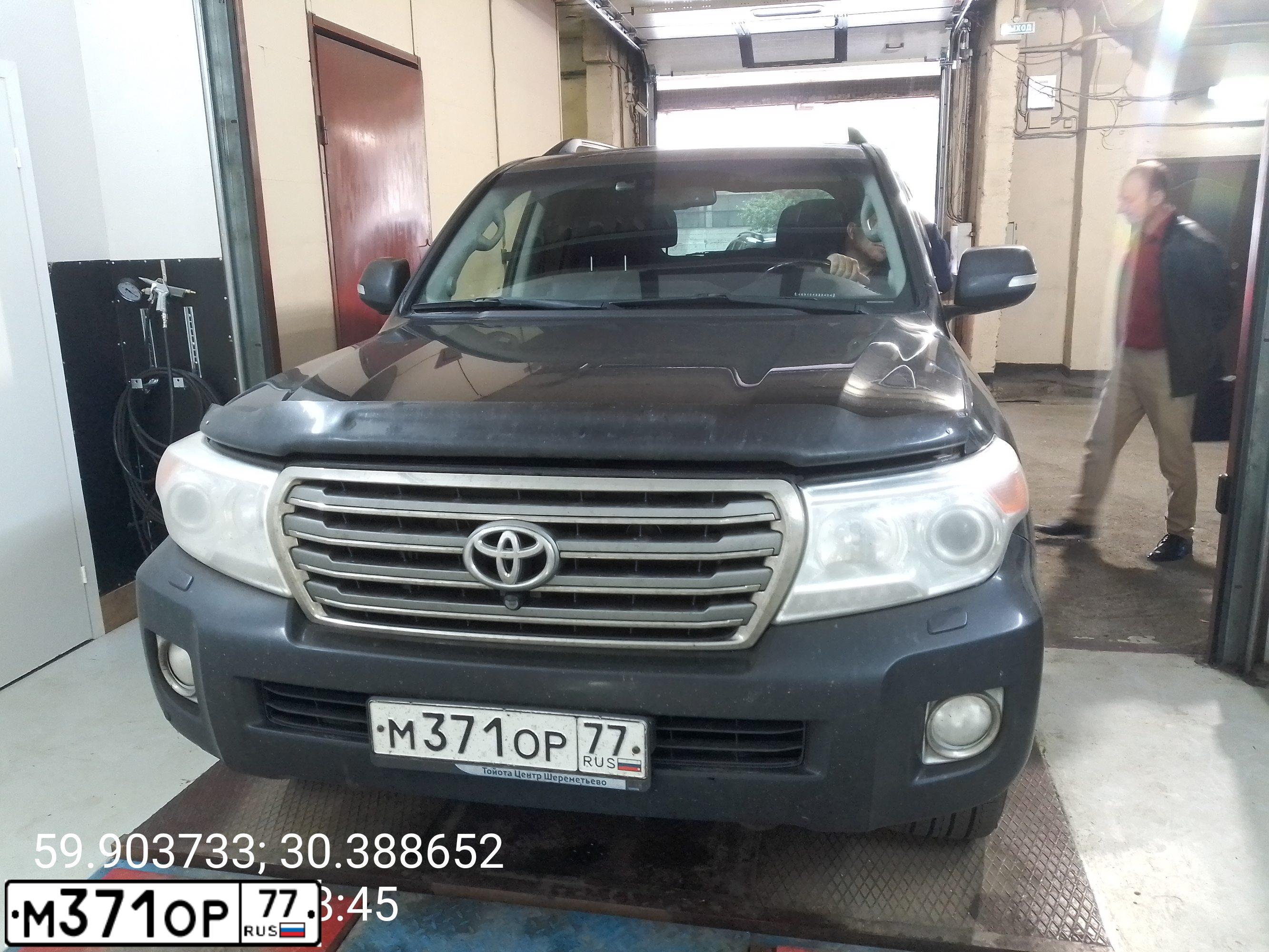 Фото автомобиля TOYOTA LANDCRUISER 200, 2013 — госномер М371ОР77. Цвет: ЧЕРНЫЙ