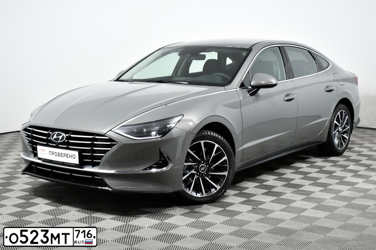 Фото автомобиля HYUNDAI SONATA, 2022 — госномер С129АС977. Цвет: СЕРЫЙ