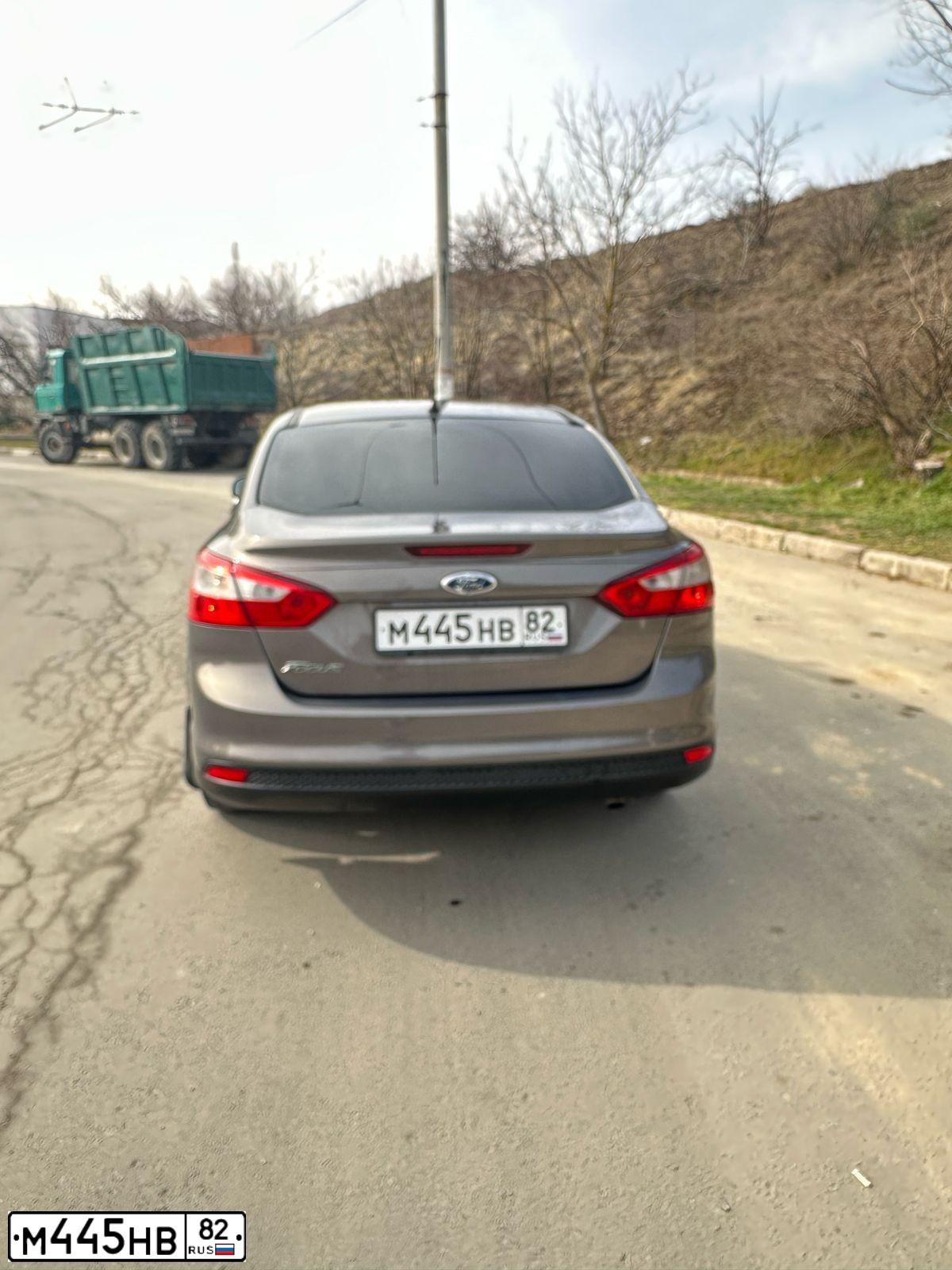 Фото автомобиля FORD FOCUS, 2011 — госномер К982ЕВ82. Цвет: СЕРО-КОРИЧНЕВЫЙ