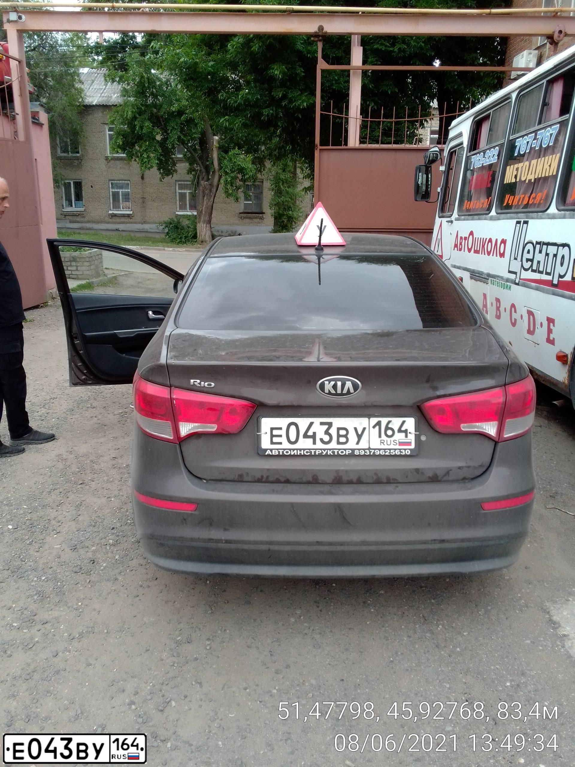 Фото автомобиля HYUNDAI SOLARIS, 2012 — госномер Е043ВУ164. Цвет: Темно-синий