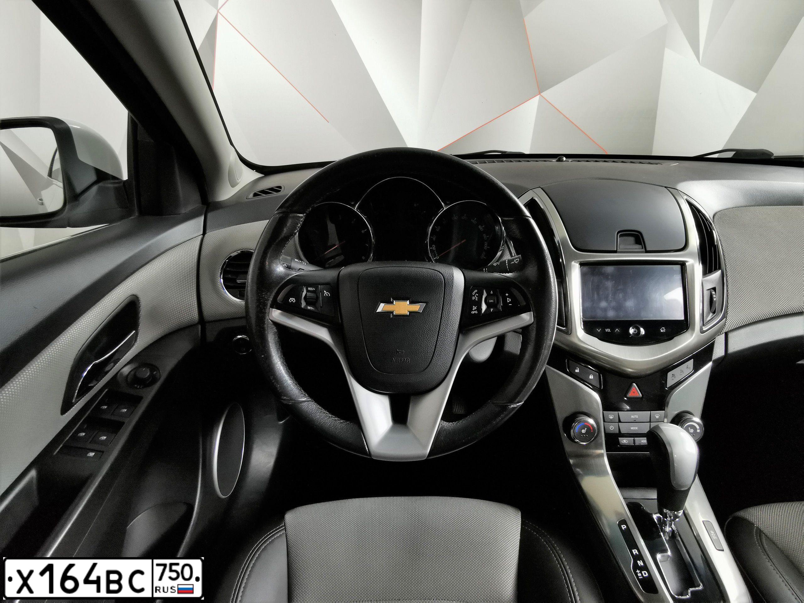 Фото автомобиля CHEVROLET CRUZE, 2013 — госномер Х164ВС750. Цвет: Белый