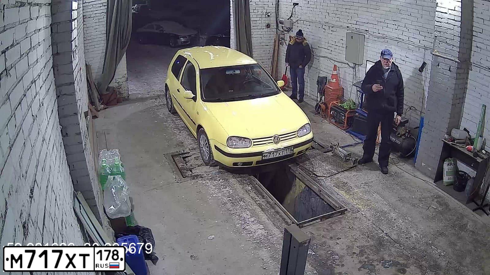 Фото автомобиля VOLKSWAGEN GOLF, 2001 — госномер М717ХТ178. Цвет: ЖЕЛТЫЙ