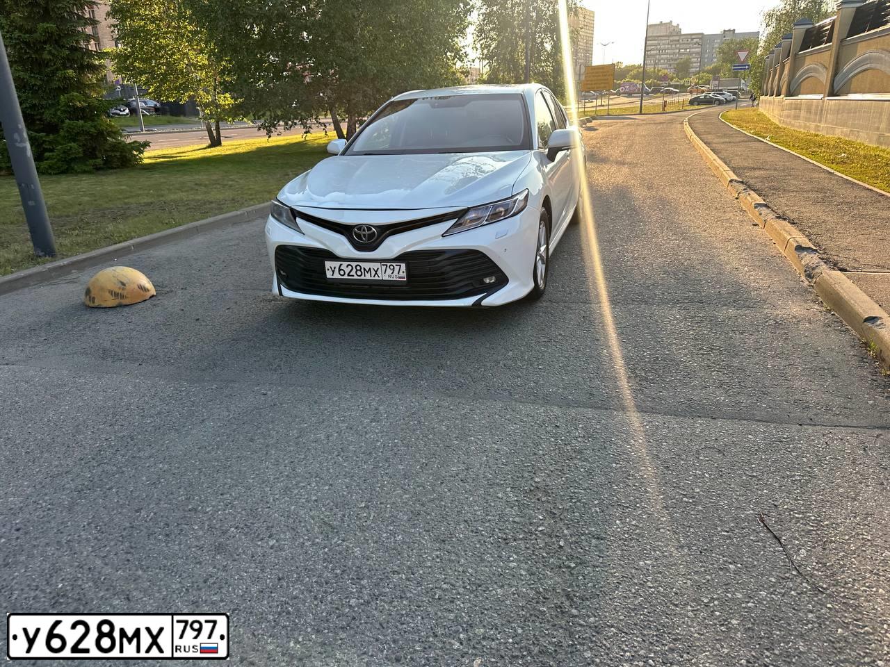 Фото автомобиля TOYOTA CAMRY, 2019 — госномер У628МХ797. Цвет: ЖЕЛТЫЙ