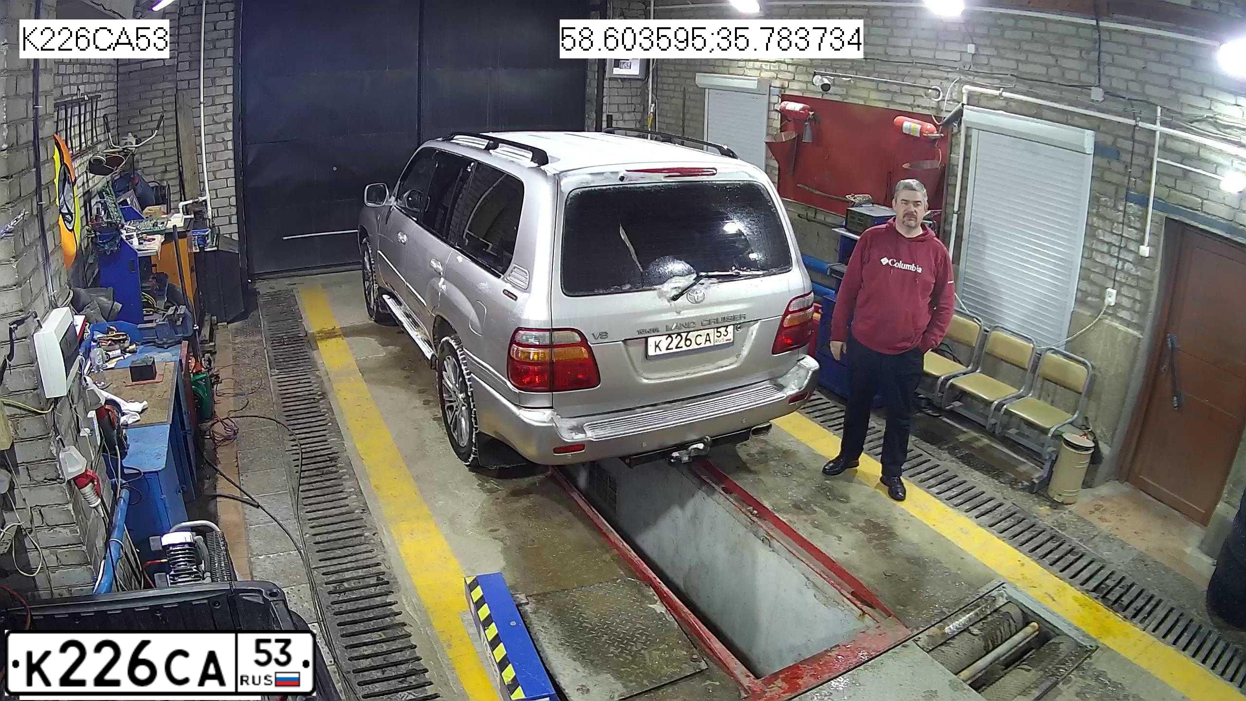 Фото автомобиля TOYOTA LANDCRUISER, 2001 — госномер К226СА53. Цвет: Серебристый