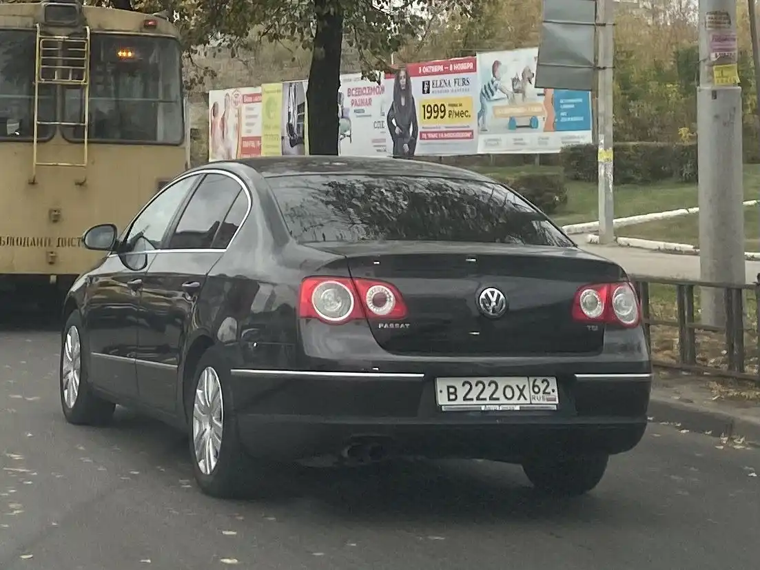 Фото автомобиля VOLKSWAGEN PASSAT, 2010 — госномер В222ОХ62. Цвет: КОРИЧНЕВЫЙ