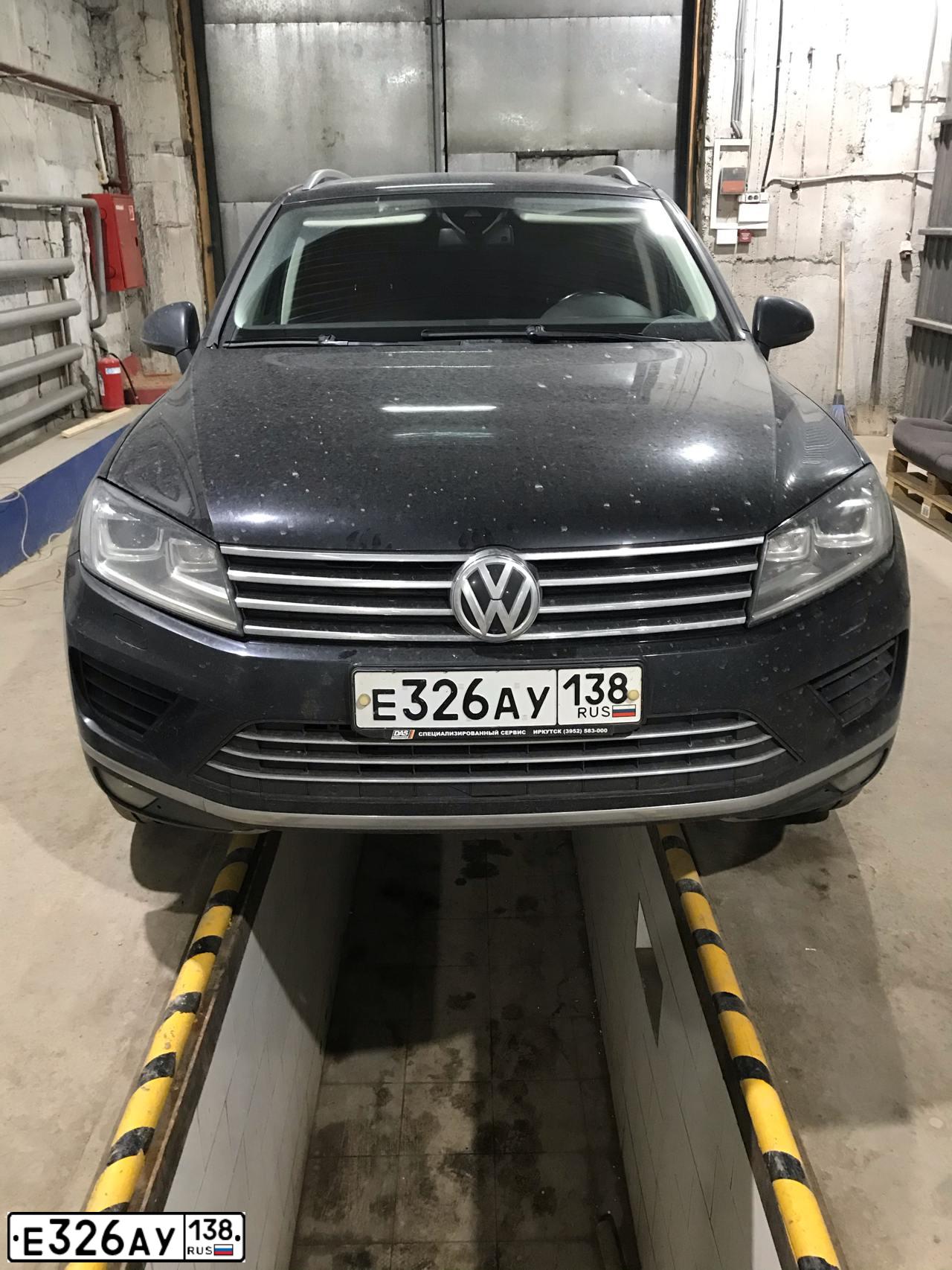 Фото автомобиля VOLKSWAGEN TOUAREG, 2015 — госномер Е326АУ138. Цвет: ЧЕРНЫЙ