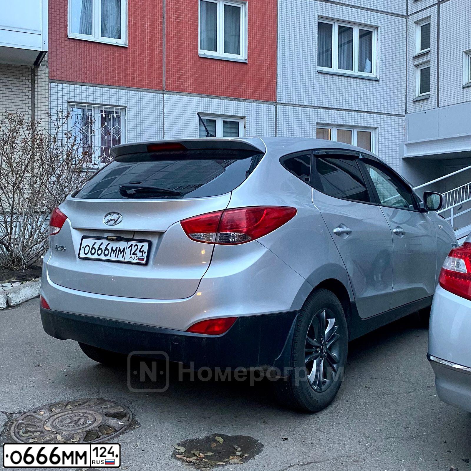 Фото автомобиля HYUNDAI IX35, 2013 — госномер О666ММ124. Цвет: СЕРЕБРИСТЫЙ