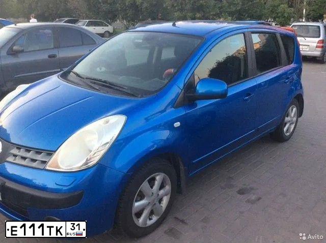 Фото автомобиля NISSAN NOTE, 2007 — госномер Е111ТК31. Цвет: ЯРКО-СИНИЙ