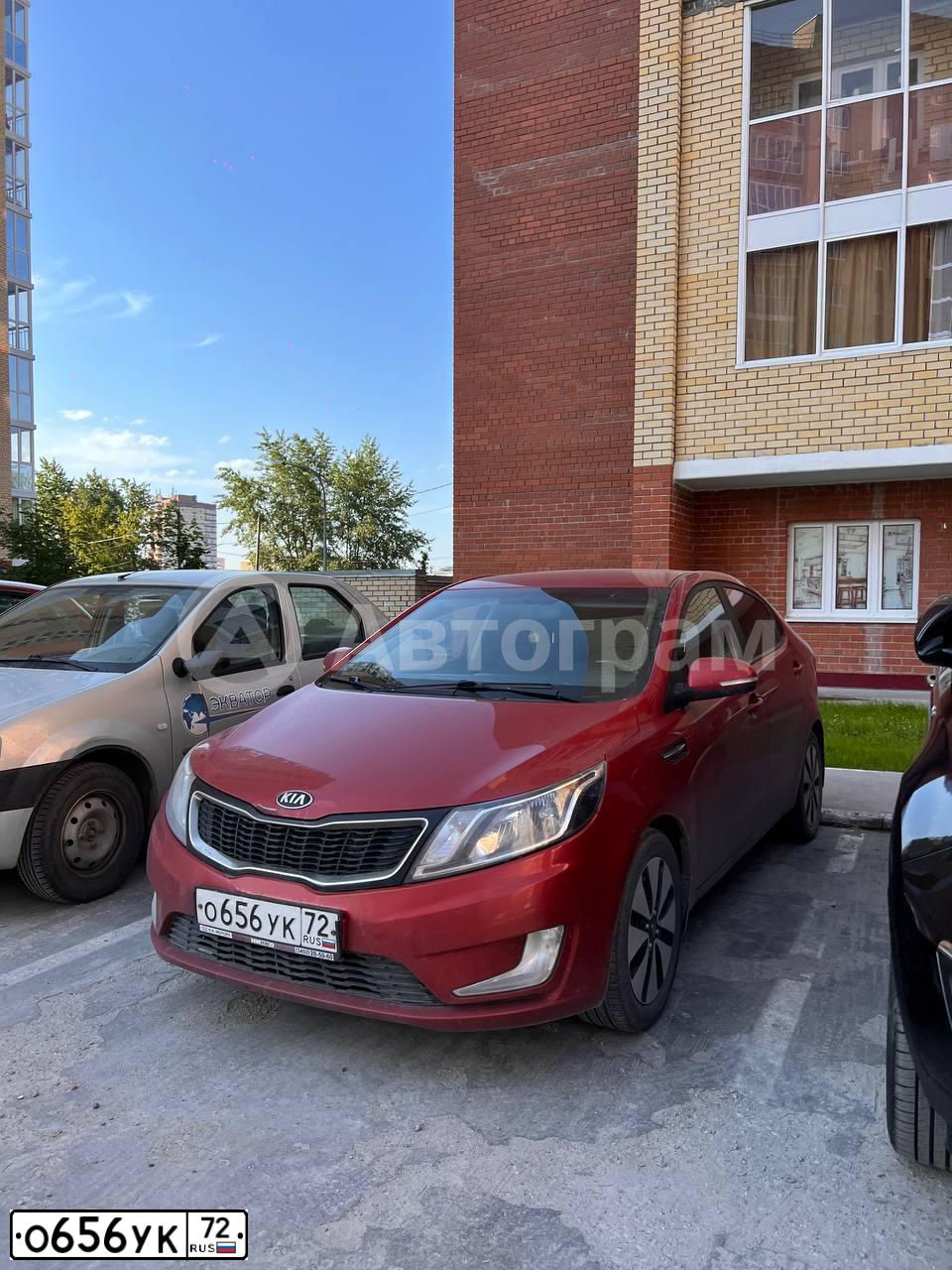 Фото автомобиля KIA RIO, 2013 — госномер О656УК72. Цвет: КРАСНЫЙ