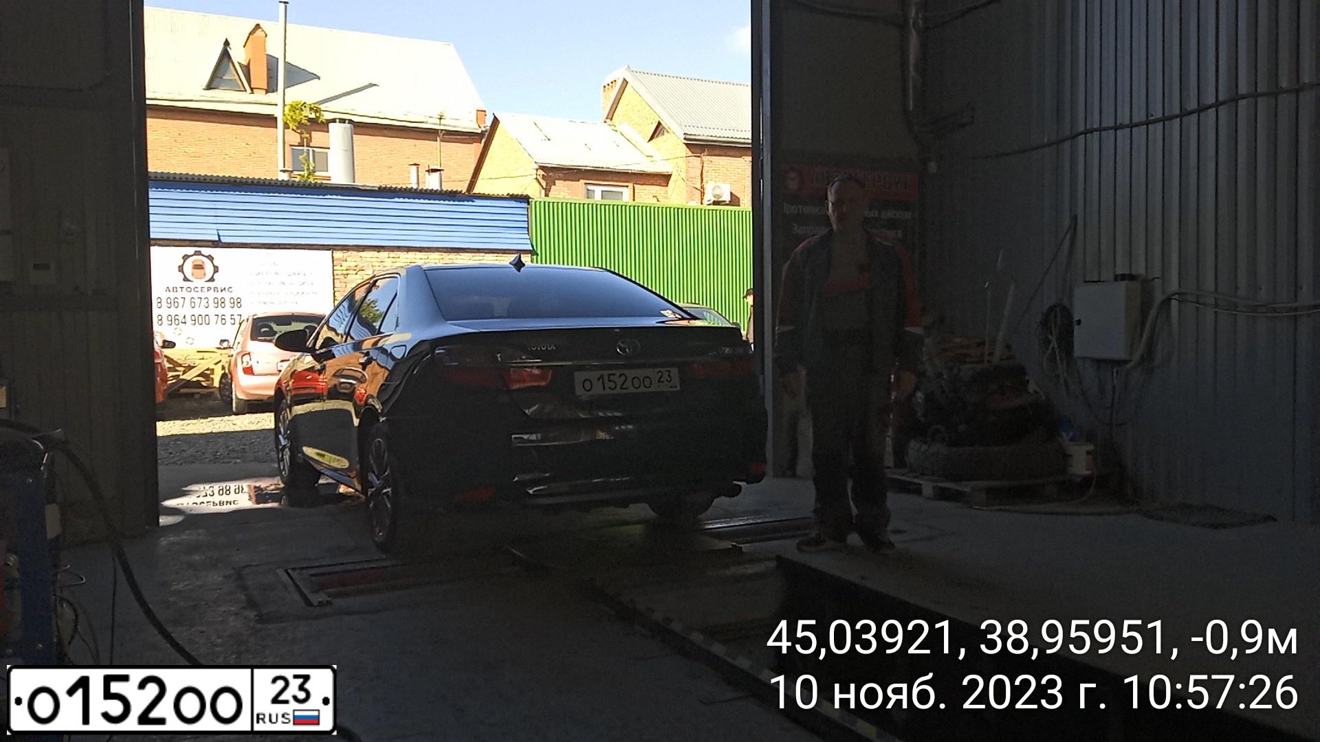 Фото автомобиля TOYOTA CAMRY, 2016 — госномер О152ОО23. Цвет: ЧЕРНЫЙ МЕТАЛЛИК