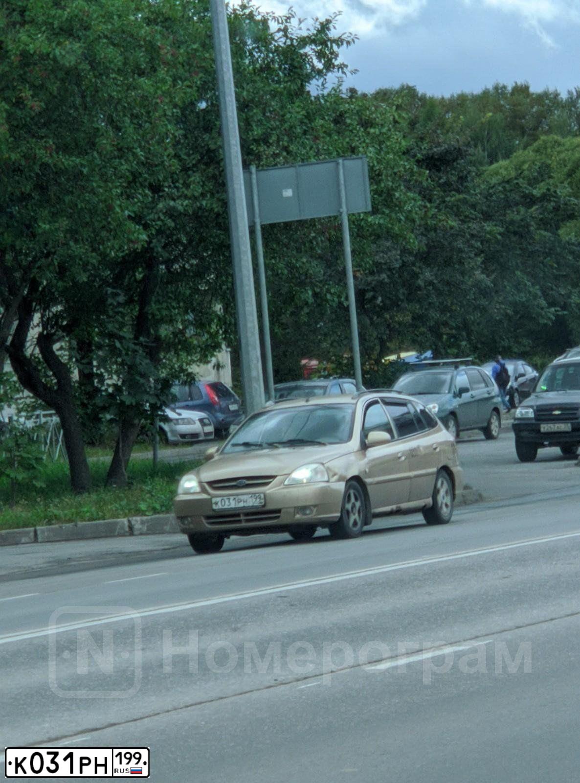 Фото автомобиля KIA RIO, 2004 — госномер К031РН199. Цвет: БЕЖЕВЫЙ