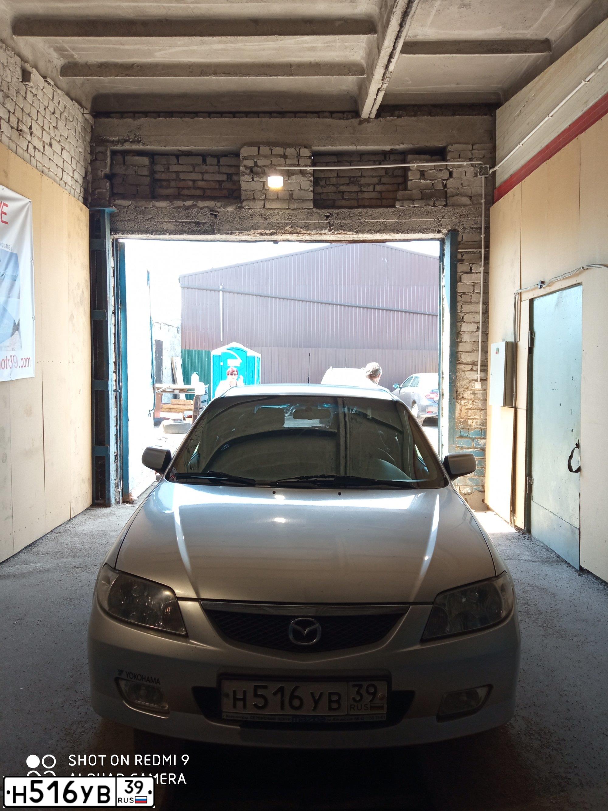 Фото автомобиля MAZDA 323, 2001 — госномер Н516УВ39. Цвет: СЕРЕБРИСТЫЙ