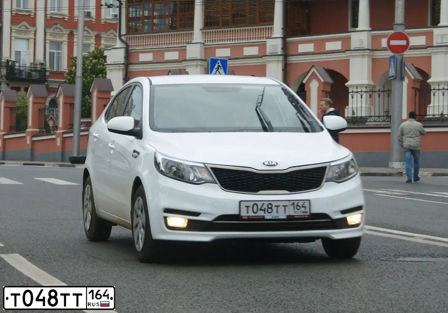 Фото автомобиля KIA RIO, 2017 — госномер Т048ТТ164. Цвет: Белый