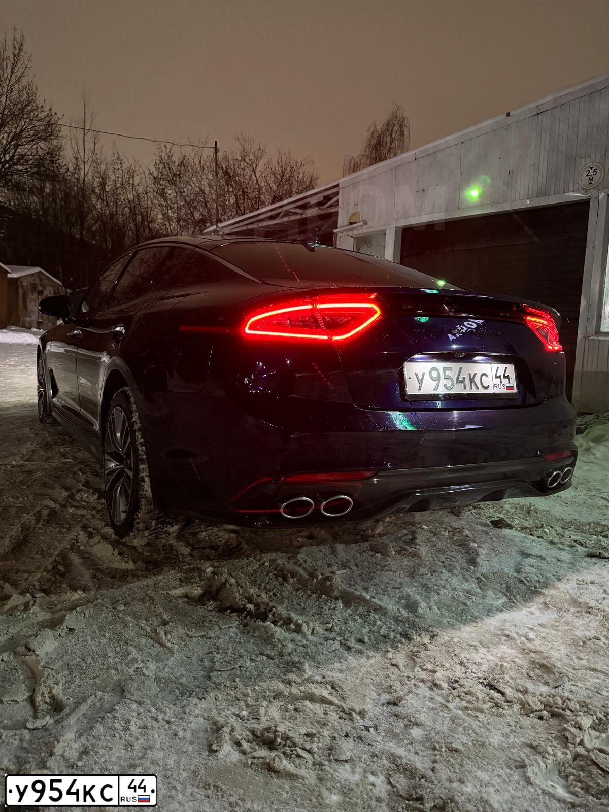 Фото автомобиля KIA STINGER, 2018 — госномер О481ТН29. Цвет: синий