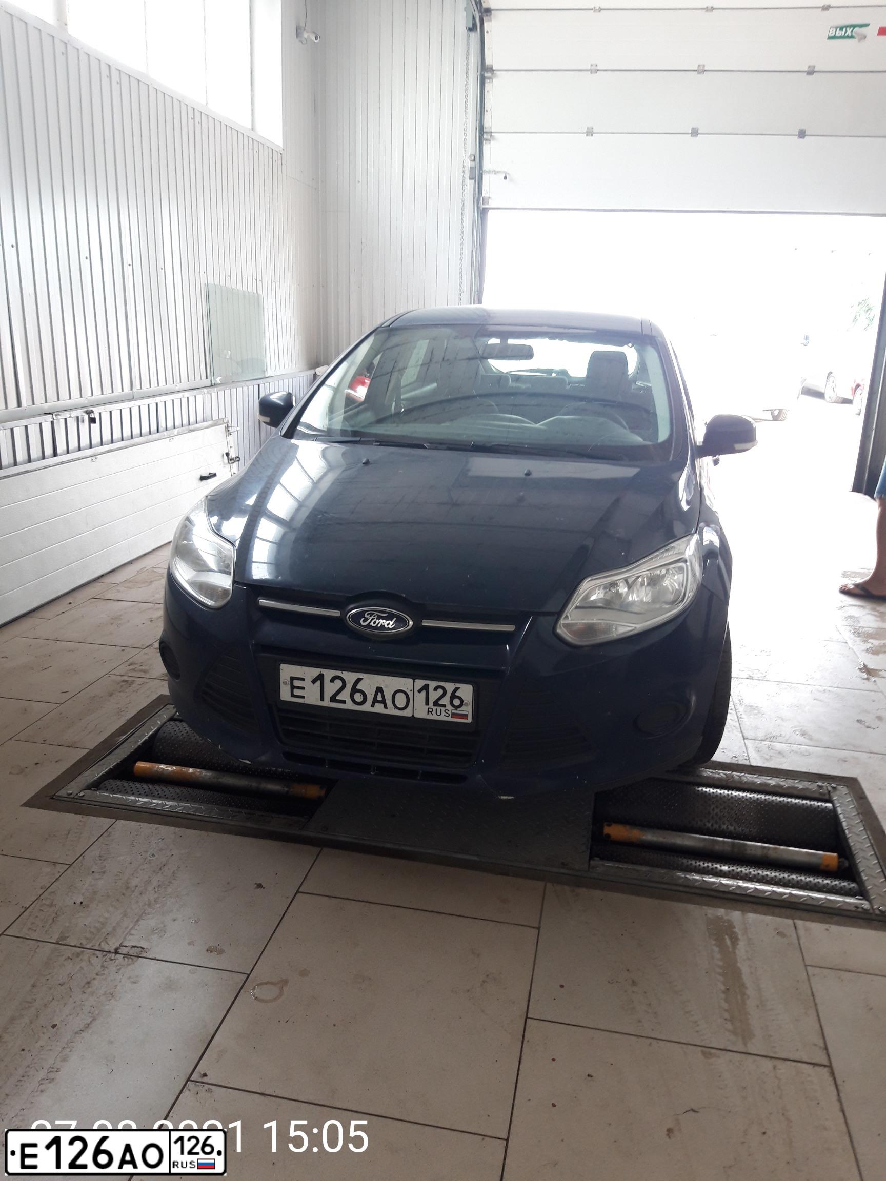 Фото автомобиля FORD FOCUS, 2012 — госномер Е126АО126. Цвет: ТЕМНО-СИНИЙ
