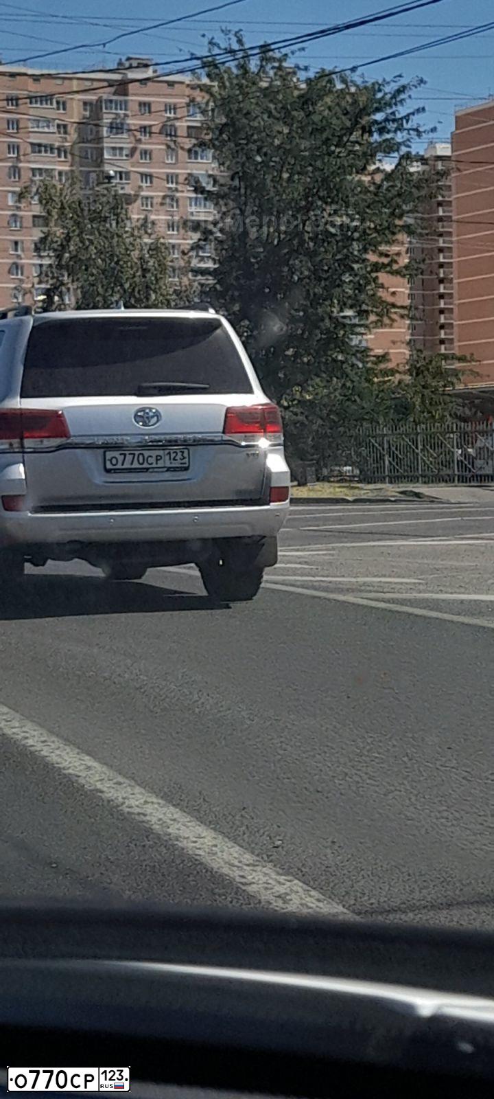 Фото автомобиля TOYOTA LANDCRUISER 200, 2016 — госномер О770СР123. Цвет: СЕРЕБРИСТЫЙ
