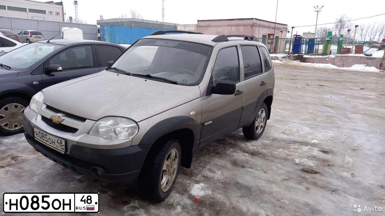 Фото автомобиля CHEVROLET NIVA, 2011 — госномер У098ВУ48. Цвет: Серо-коричневый металлик