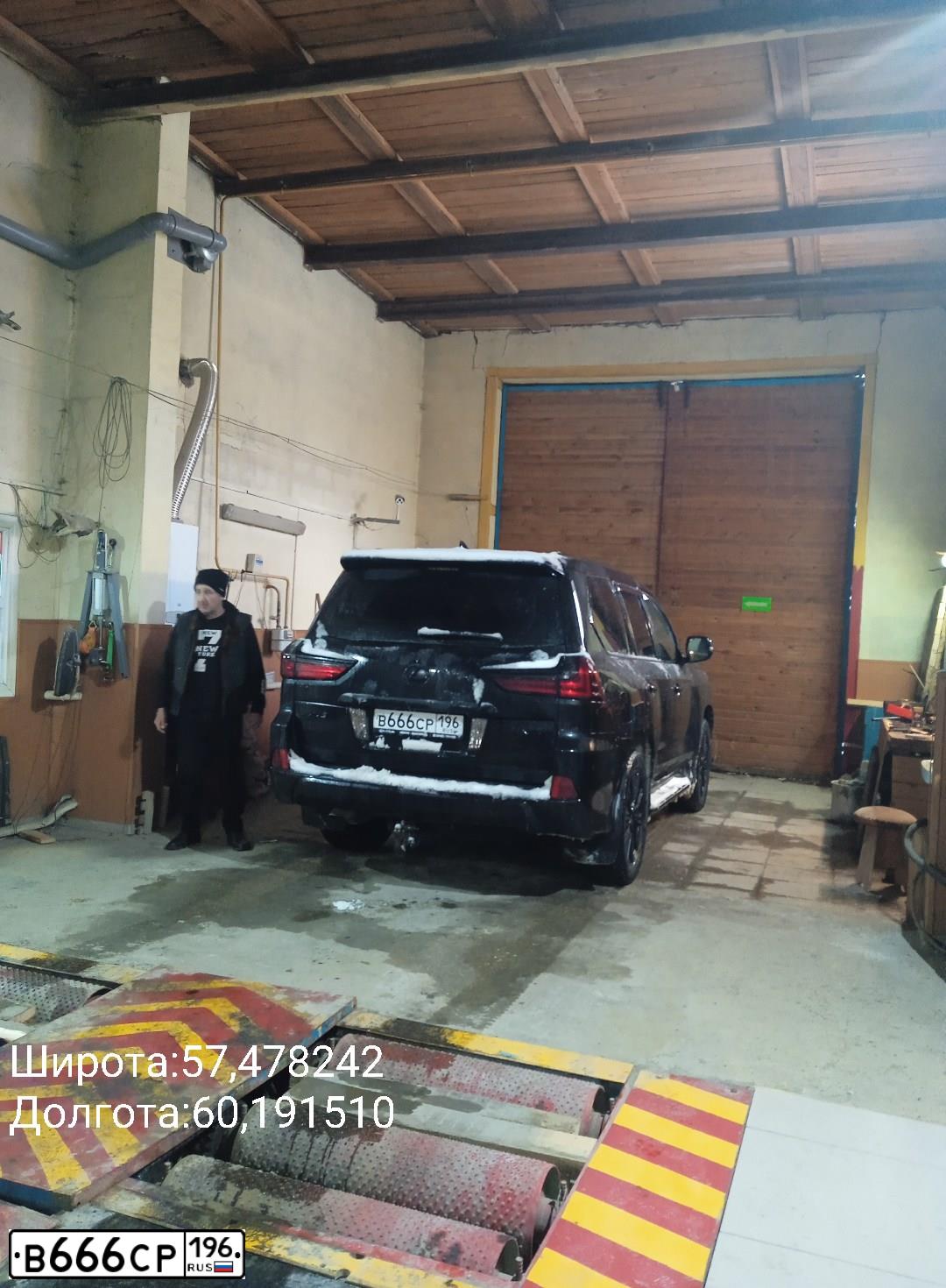 Фото автомобиля LEXUS LX, 2016 — госномер Е010МА196. Цвет: ЧЕРНЫЙ