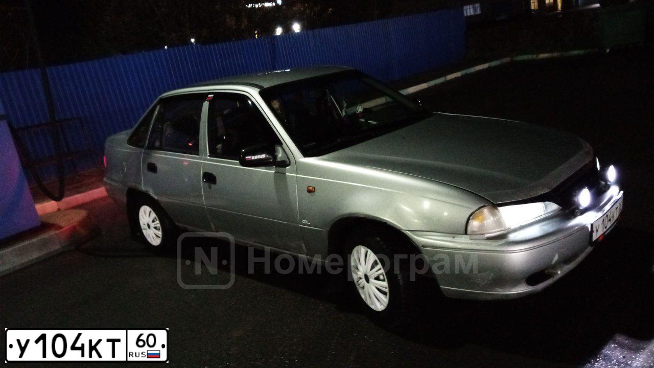 Фото автомобиля DAEWOO NEXIA, 2004 — госномер У104КТ60. Цвет: СВЕТЛО-СЕРЫЙ