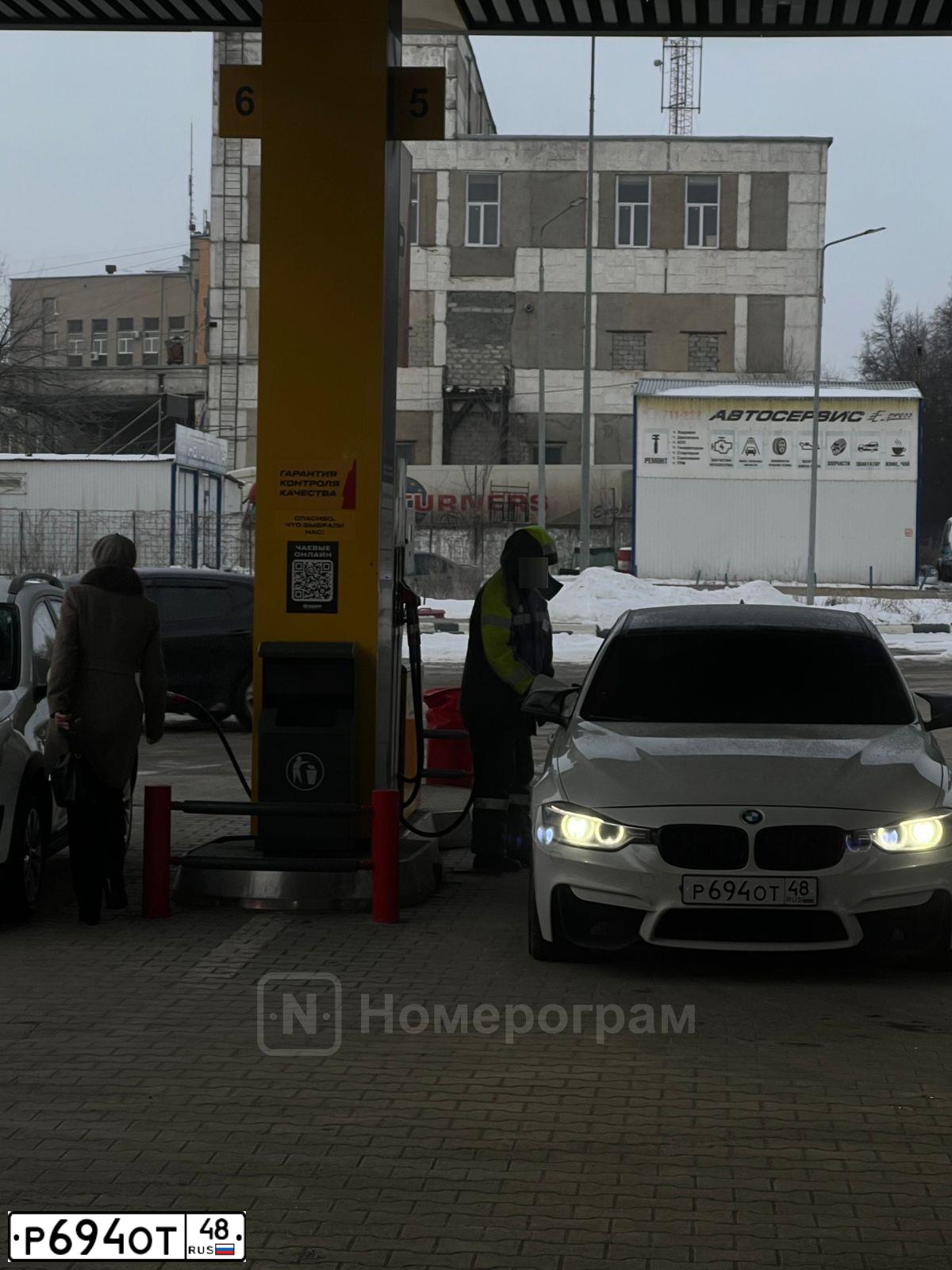 Фото автомобиля BMW SERIE 3, 2014 — госномер Р694ОТ48. Цвет: БЕЛЫЙ МЕТАЛЛИК