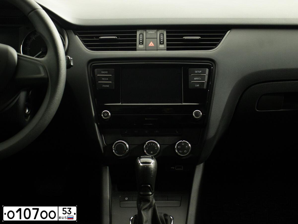 Фото автомобиля KIA SORENTO, 2012 — госномер Е102НН53. Цвет: Белый
