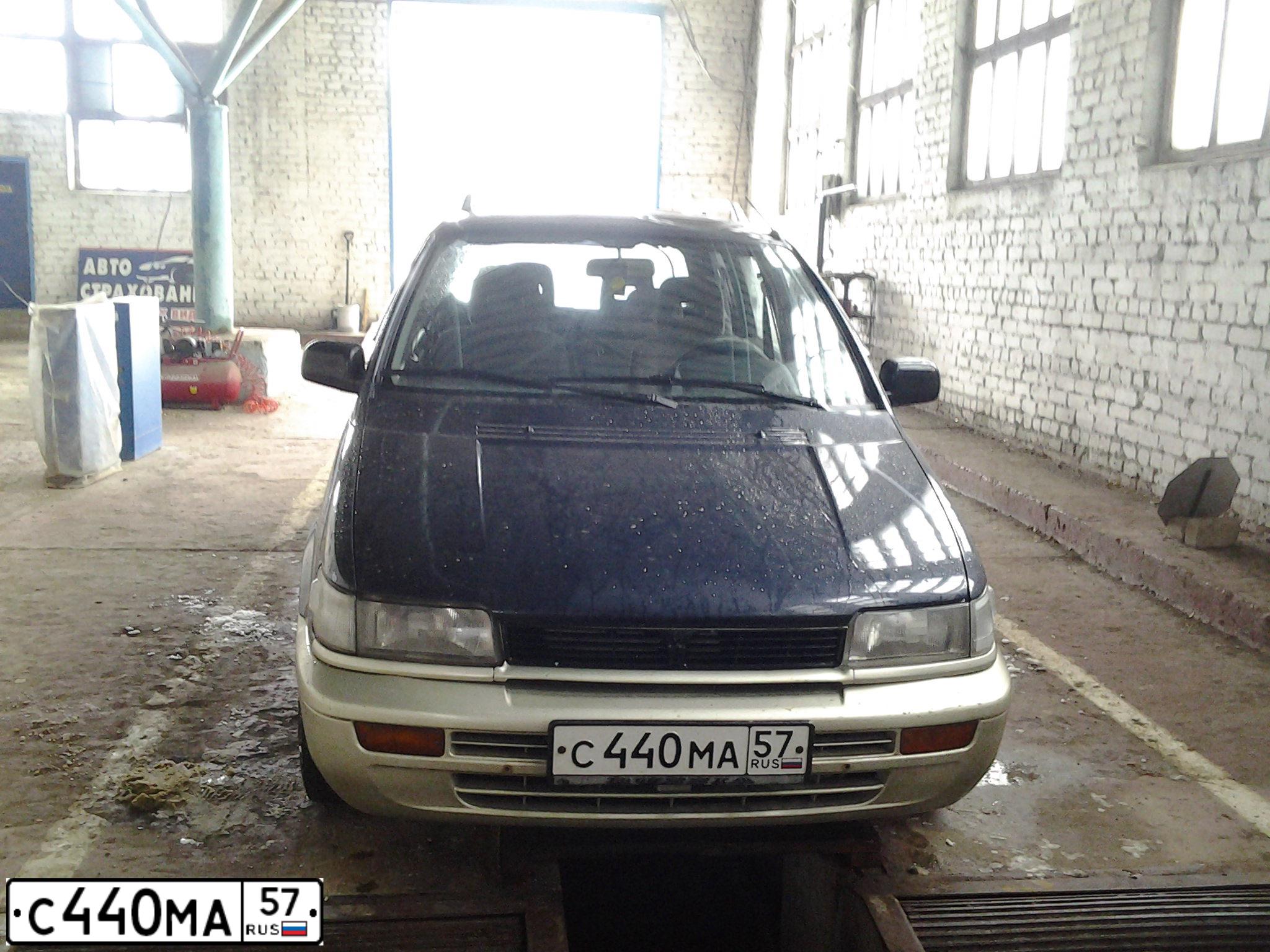 Фото автомобиля MITSUBISHI SPACE WAGON, 1993 — госномер С440МА57. Цвет: синий