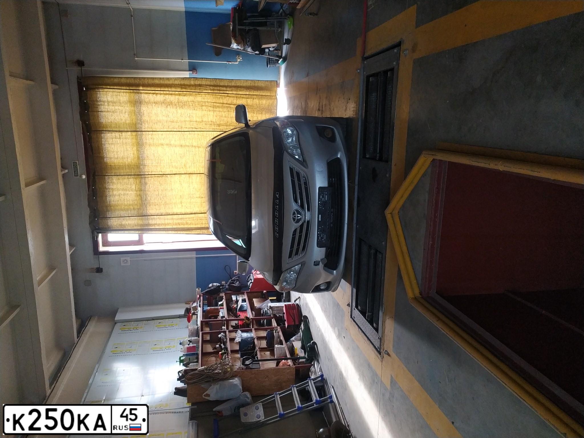 Фото автомобиля TOYOTA COROLLA, 2010 — госномер Х989КЕ196. Цвет: СЕРЕБРИСТЫЙ