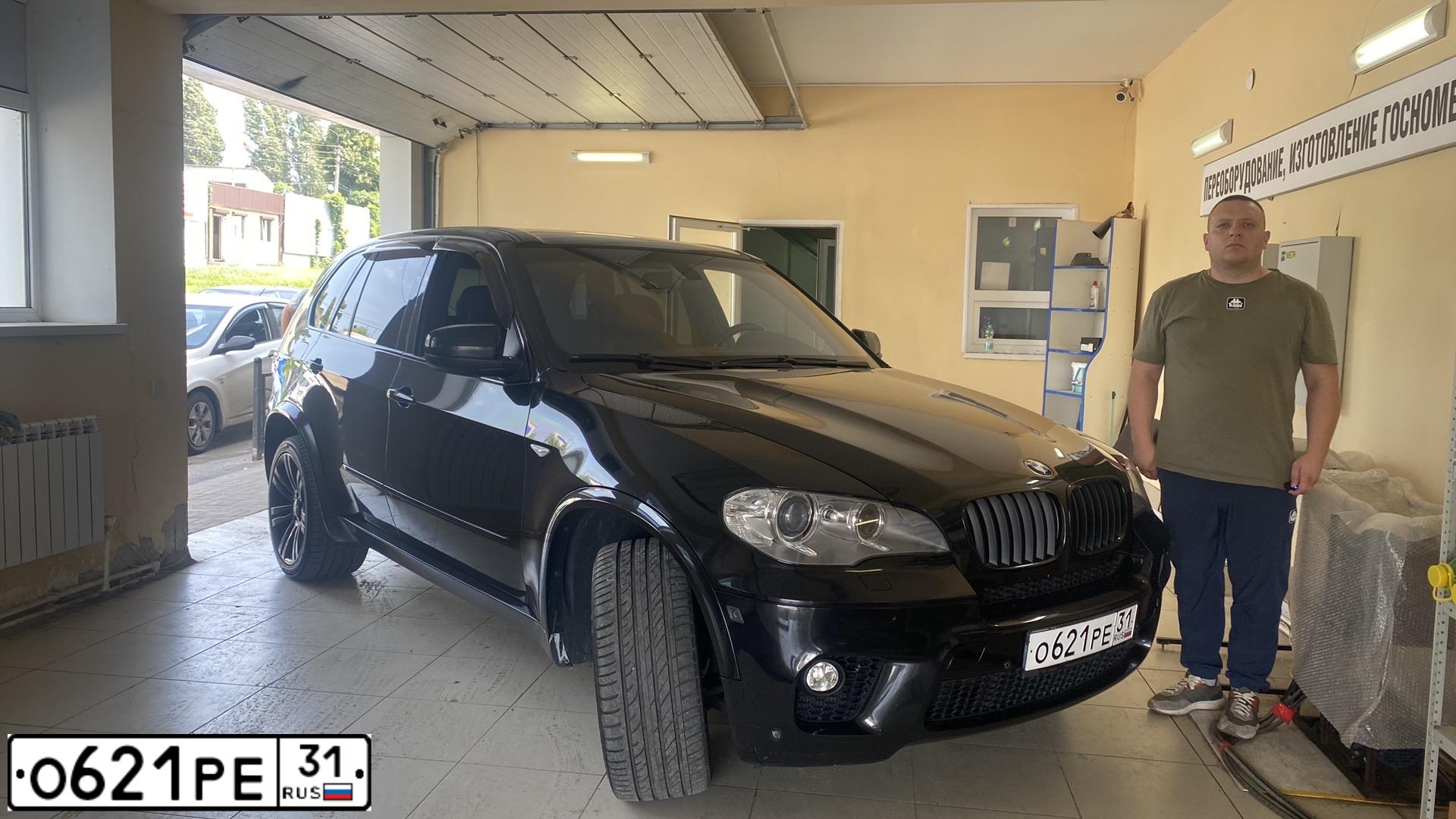 Фото автомобиля BMW X5, 2011 — госномер О111ОО01. Цвет: ЧЕРНЫЙ