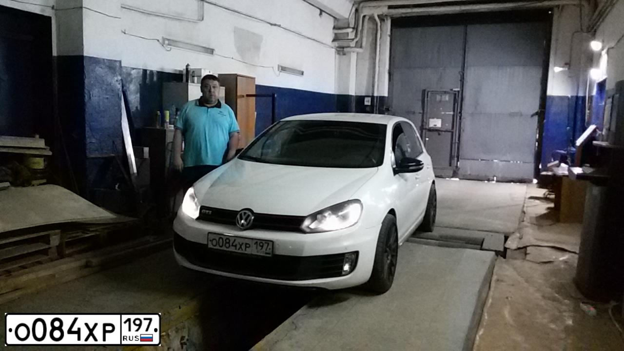 Фото автомобиля VOLKSWAGEN GOLF, 2012 — госномер О084ХР197. Цвет: Белый