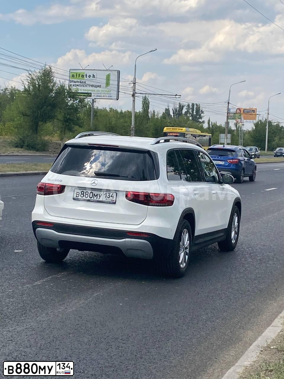 Фото автомобиля MERCEDES GLA-KLASSE, 2015 — госномер Т685ЕЕ761. Цвет: Белый